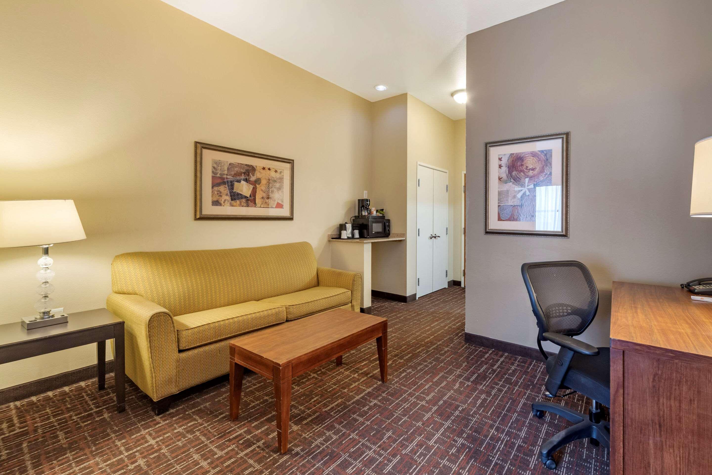 Comfort Inn & Suites Shawnee North Near I-40 Exterior photo