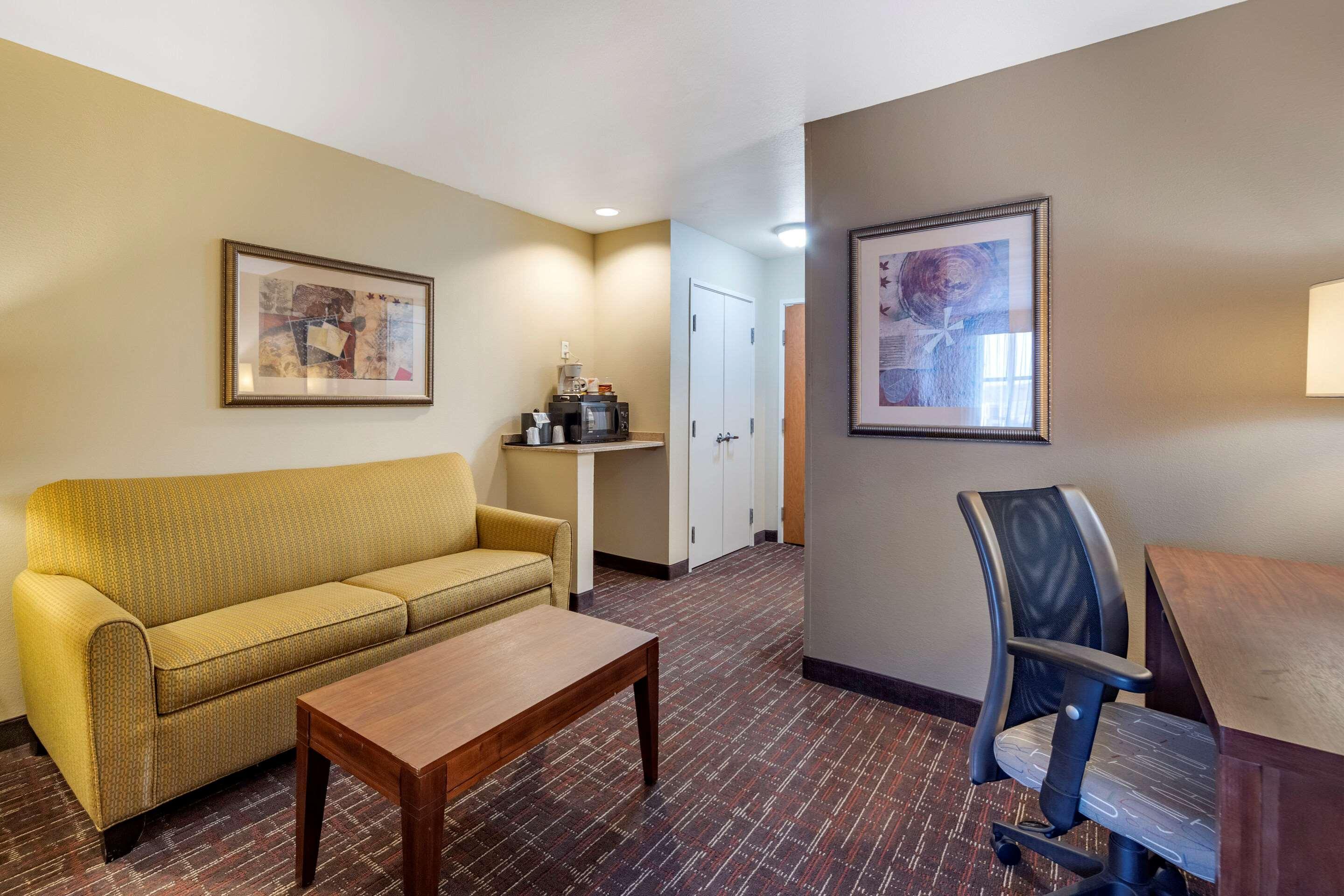 Comfort Inn & Suites Shawnee North Near I-40 Exterior photo